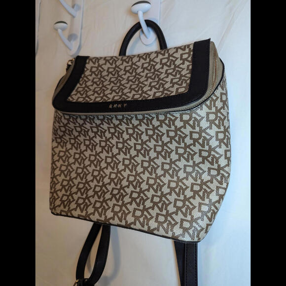 DKNY Bradee Signature Backpack Bag Flap Closure Logo Pattern Beige Original - Picture 2 of 12